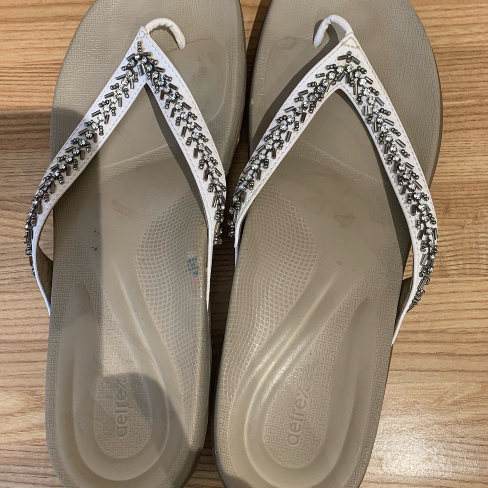 Aetrex White and Silver Beaded Sandals